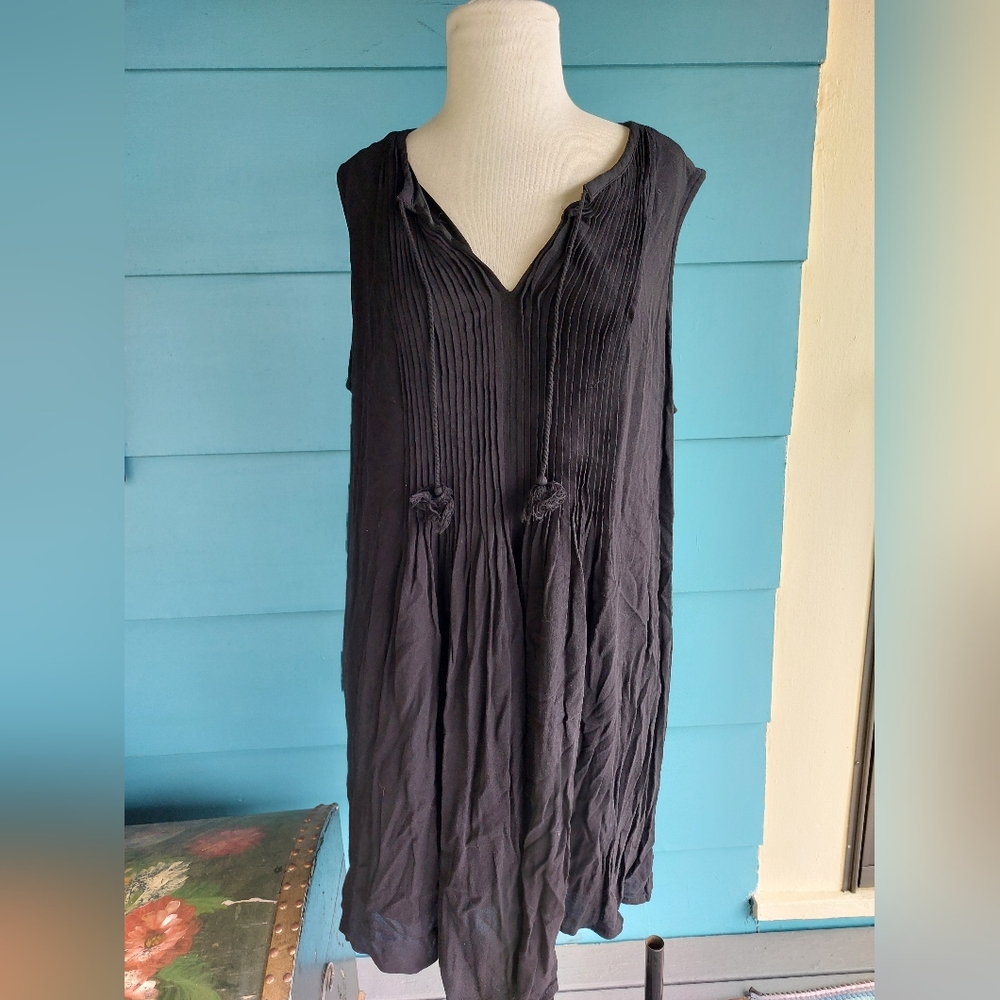 Old Navy Black and Gray Garment